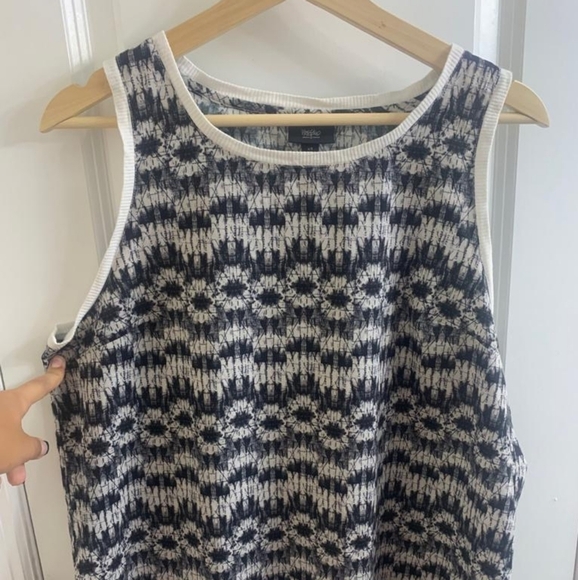 Mossimo Black and White Sleeveless Tanktop - Picture 1 of 6